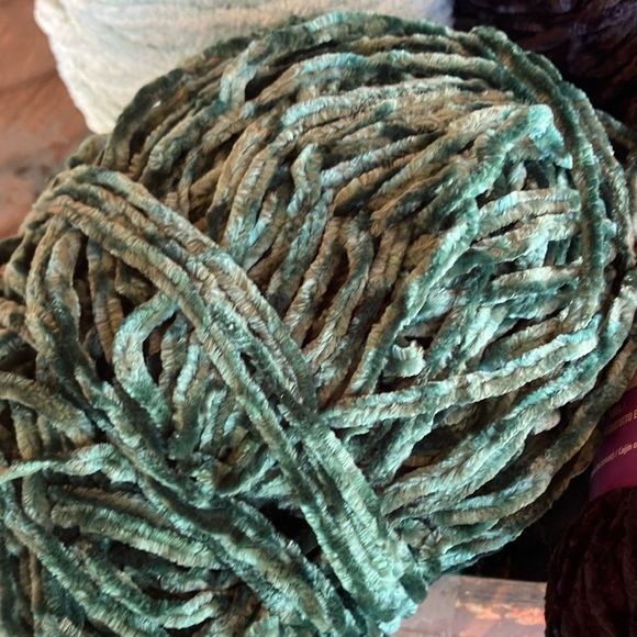 Lot Velvet Yarn Accents Black and Green - Picture 4 of 9